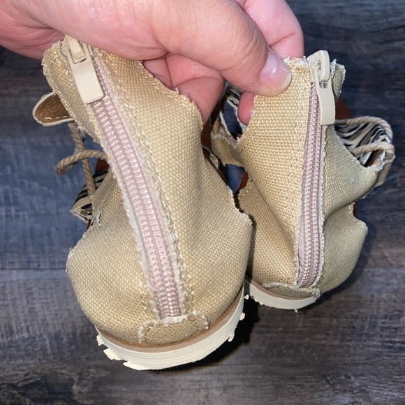 New T-strap Leopard Sandals - Picture 4 of 5